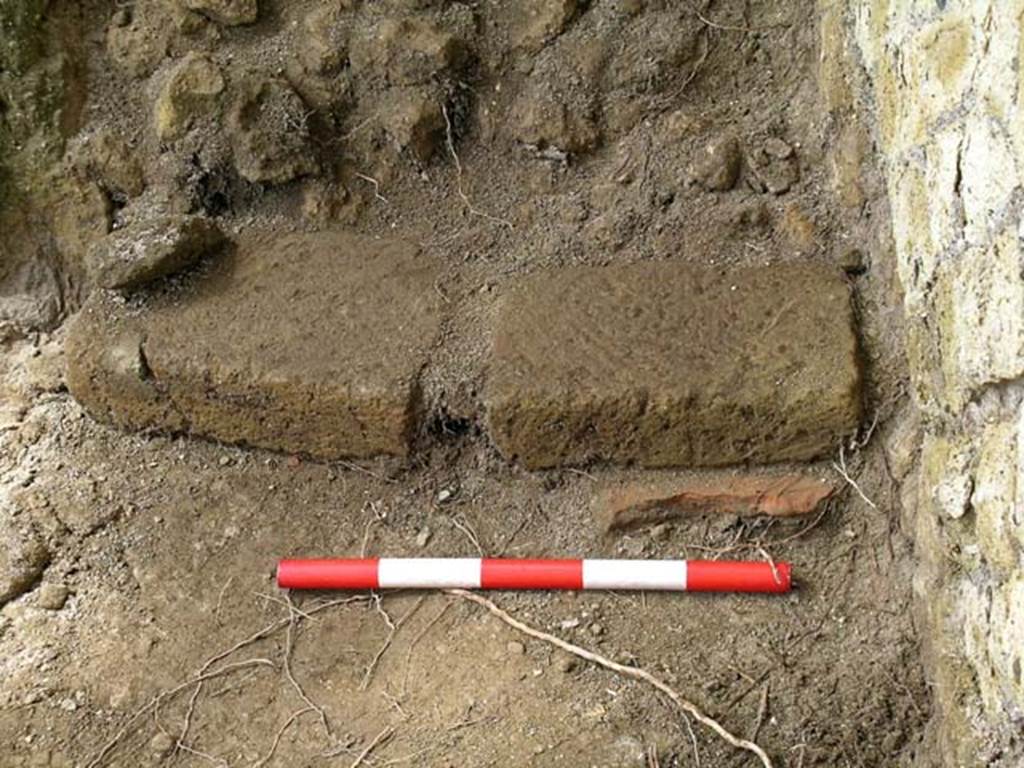 V.34, Herculaneum. May 2004. Detail of north-west corner. Photo courtesy of Nicolas Monteix.